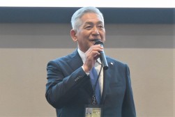 あいさつを述べる相宮理事長