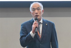 来賓を代表してあいさつを行うＪＵ中部・奥村会長