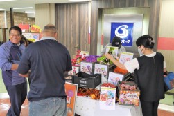 来場会員はハロウィン菓子詰め放題を楽しんだ
