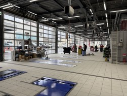 整備リフト7基と車検ライン1基のサービス施設