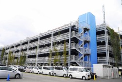 2棟の立体駐車場には合計2000台を収容可能
