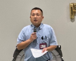 あいさつに立つ幾島会場長代行