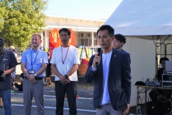 朝礼であいさつを述べる満田会長・理事長