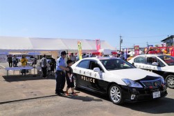 地元警察の協力でパトカー展示も