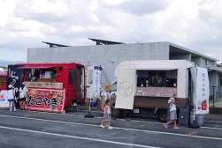 キッチンカーが並んだ