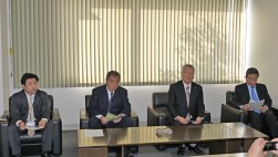 左からシティライト オークション事業部辻本部長・丸山社長・ＪＵコーポレーション 喜多社長・鈴木副社長