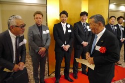 多くの来賓が祝宴に出席(写真右はJU九州の新園康男会長)