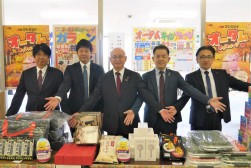 澤田金融委員長（写真中央）を中心に、ＪＵ広島とオリコが協力してキャンペーンを盛り上げる