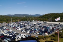 ヤードには２０００台を超える出品車が並んだ