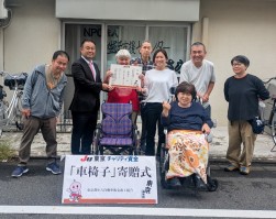 特定非営利活動法人　地域生活支援センターささらに土屋相談役が目録贈呈