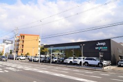 国道沿いに間口の広い敷地に新店舗