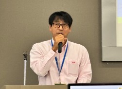 あいさつに立つ濱田会場長