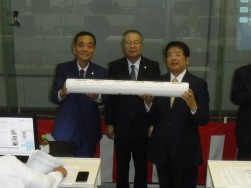 佐藤理事長（左）から次開催の橋本理事長にバトンがわたる（中央は伊藤ブロック長）