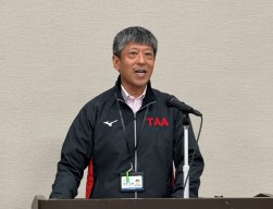 あいさつに立つ菅野