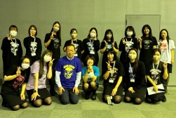 伊藤社長と遠藤実行委員長を女性スタッフが囲む