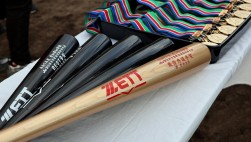 優秀選手に贈呈した記念バット