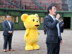 あいさつを述べる加藤事理長