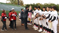 メダルを授与する加藤理事長