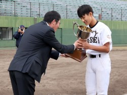 カップを授与する加藤理事長