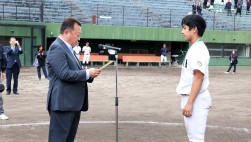 表彰を行う髙垣小売振興委員長（左）