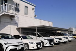 高年式高額車も多く集まる