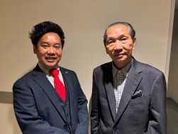 磯﨑常務（左）と「ＪＵテントリ」の生み親であり名付け親の磯﨑孝会長