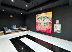 納車室を設け、ユーザーに車を持つ喜びを演出