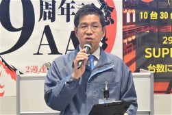 セリ前にあいさつを述べる太田会場長代行