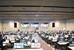 早朝より多くの会員が訪れた