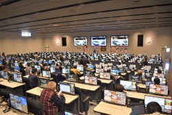 早朝から多くの会員が訪れた