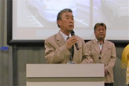 あいさつを述べる萩原理事長