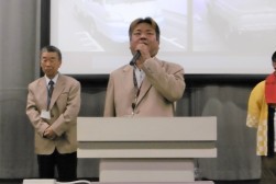 あいさつを述べる貫名流通委員長