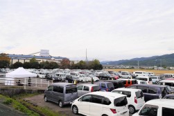 出品ヤードには目標を上回る３９０台の出品車が集まった