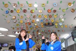 女性スタッフたちが心を込めた飾りつけで会員を迎えた