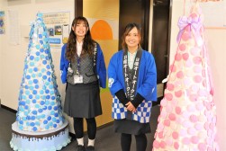 女性スタッフたちが心を込めた飾りつけで会員を迎えた