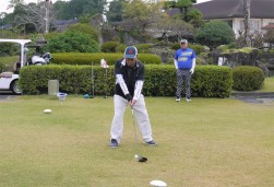 新園会長・理事長による始球式でコンペはスタート