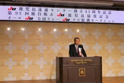 前夜祭懇親会であいさつを述べる新園理事長