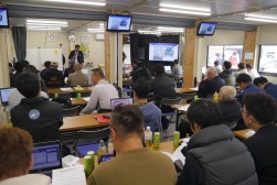 セリ会場には各県から多くの来場者