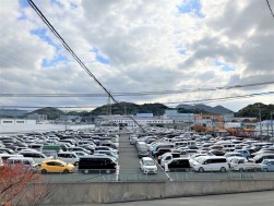 出品ヤードには２５００台を超える出品車が集まった