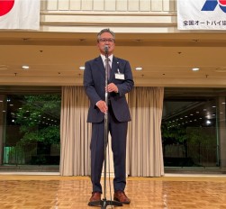 懇親パーティーであいさつに立つ大村会長