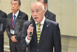 あいさつを述べる奥村理事長