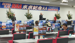 あいさつに立つ安田社長