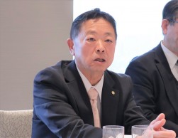 中古車市場の見通しを話す塚田会長