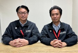 山田会場長(左)と小林営業統括部長