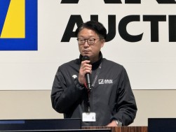 セリ前のあいさつに立つ山田会場長