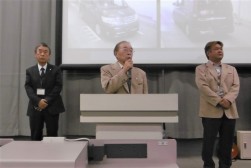 セリ前にあいさつを述べる西部ブロック長の藤田氏