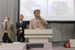 あいさつを述べる貫名流通委員長