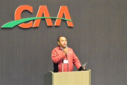 セリの説明を行う坂口さん