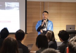 アワード冒頭であいさつする高橋社長