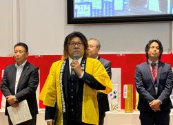 あいさつに立つ佐藤筆頭副部会長